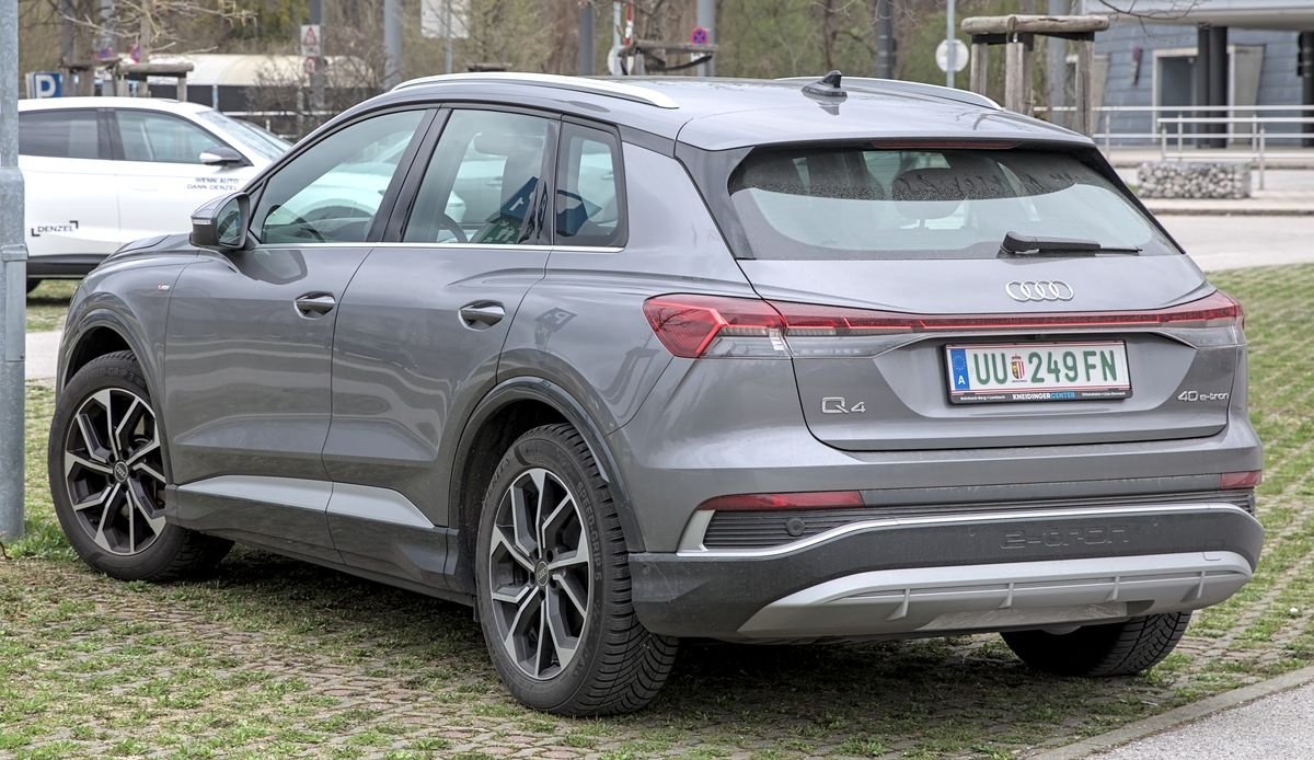 Audi Q4 e-tron 2024 — front three-quarter view