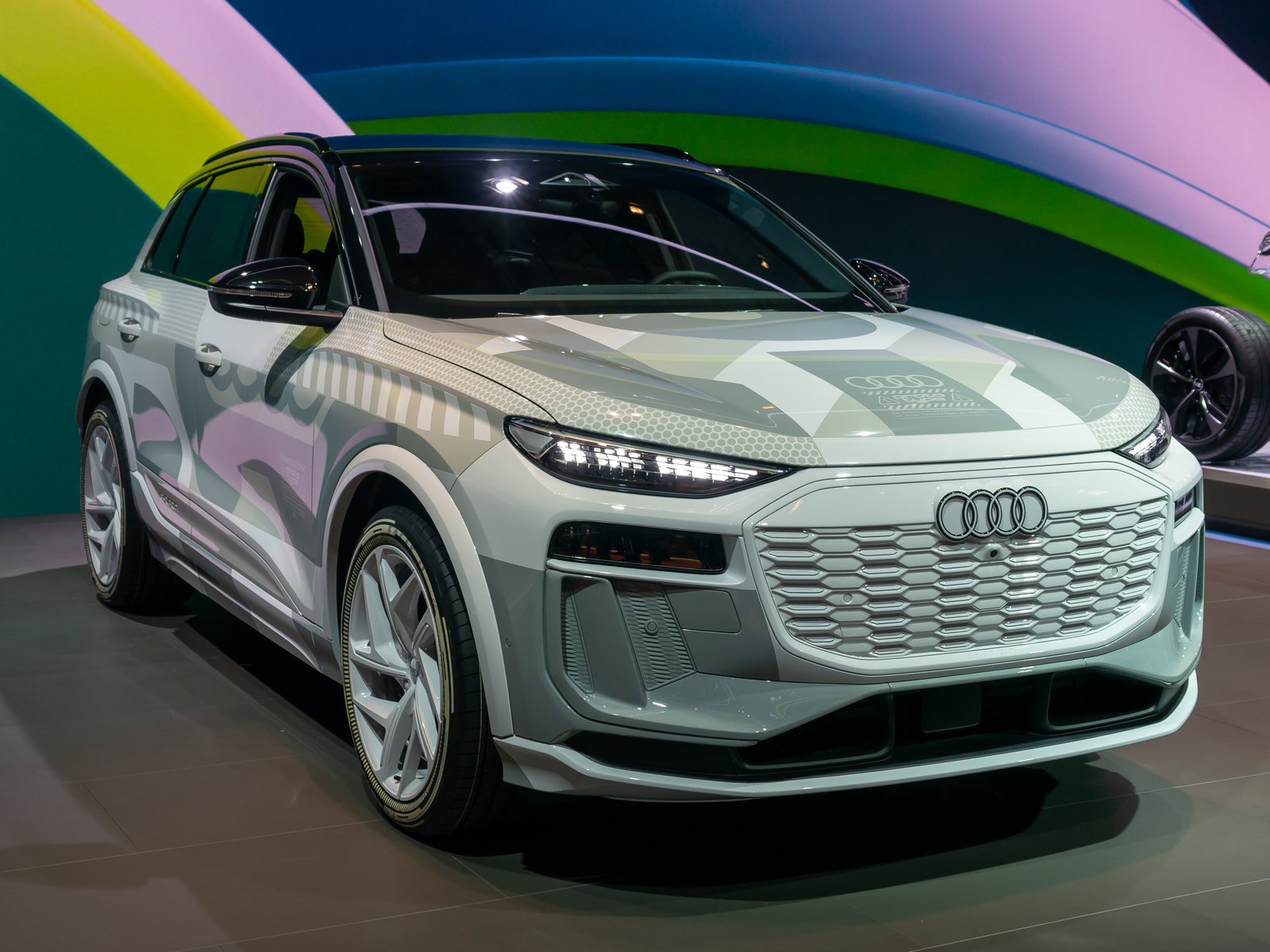 Audi Q6 e-tron 2025 — front three-quarter view