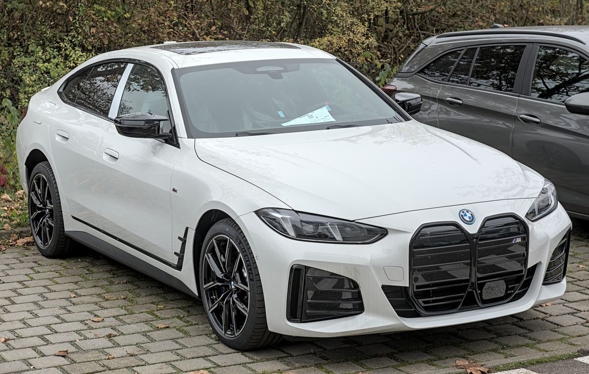 BMW i4 2024 — front three-quarter view