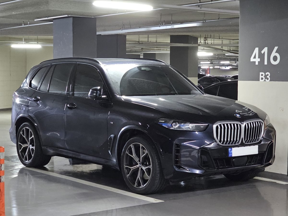 BMW X5 2024 — front three-quarter view