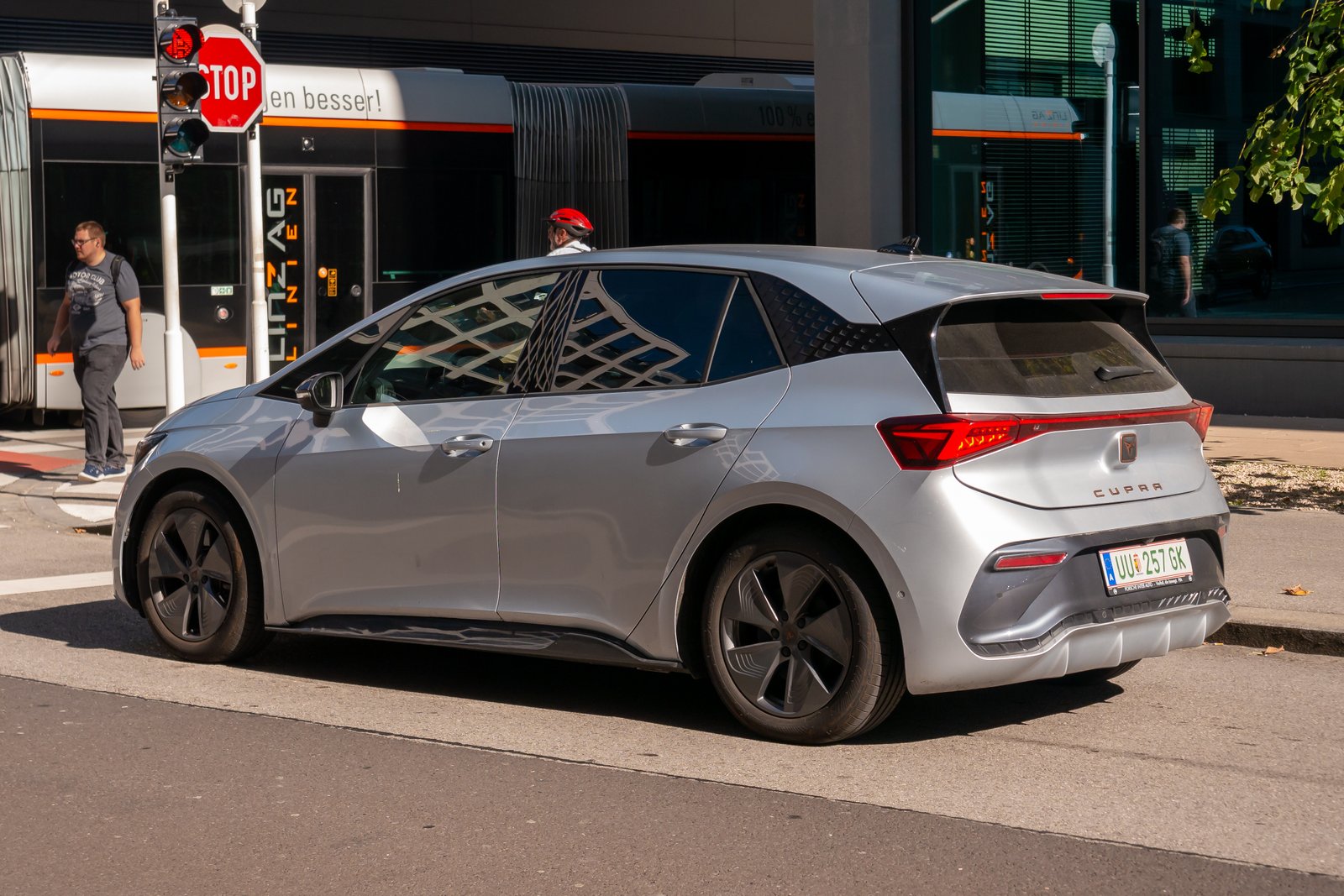 Cupra Born 2024 — front three-quarter view