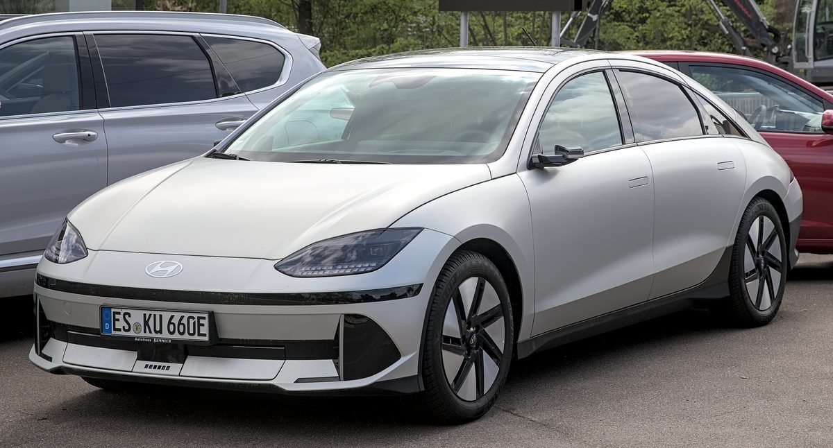 Hyundai Ioniq 6 2024 — front three-quarter view