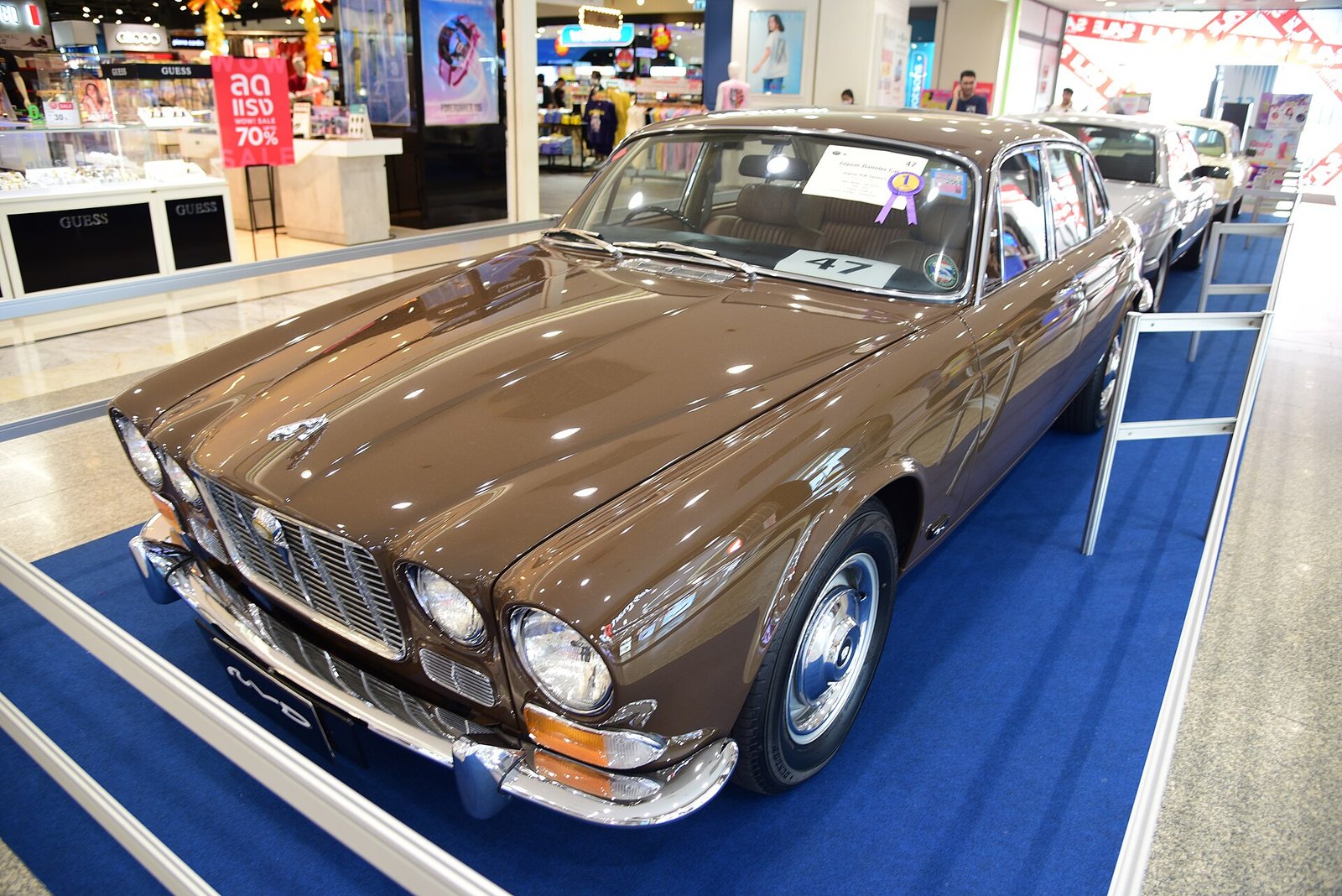 Jaguar XJ6 4.2 Series 1 1970 — front three-quarter view