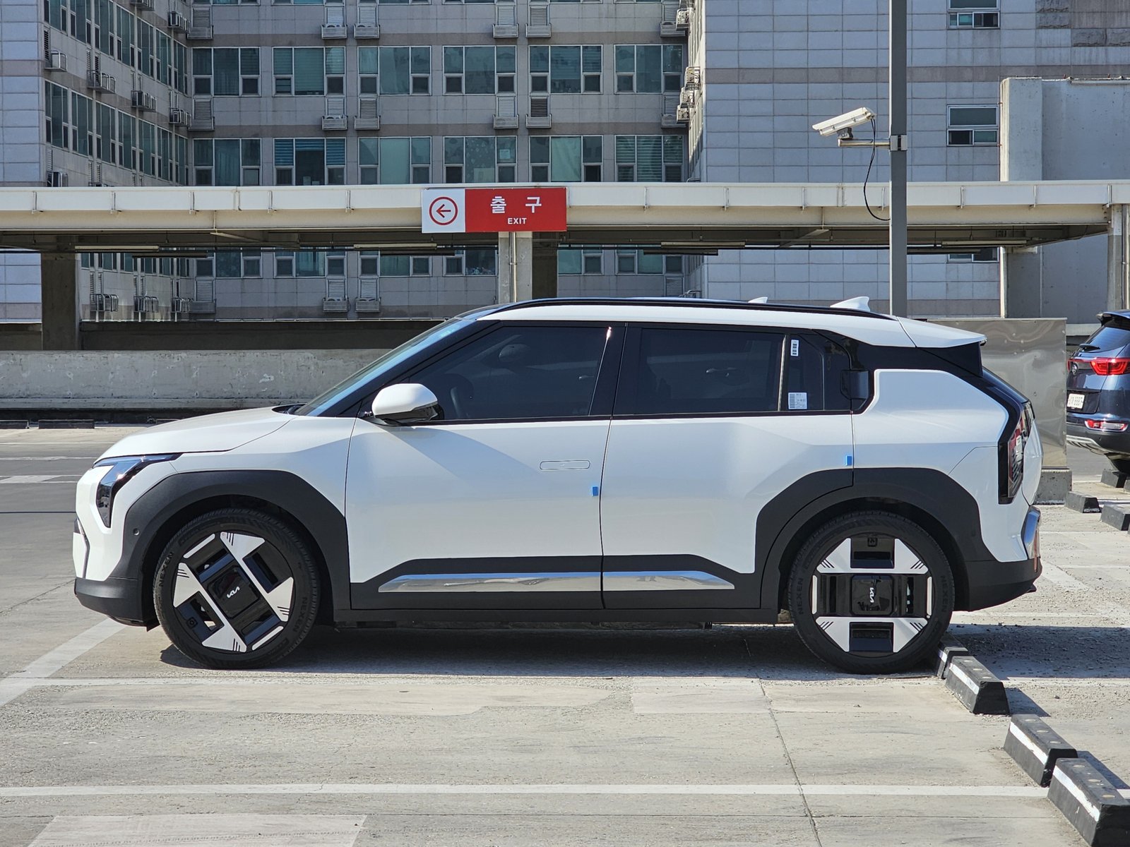 Kia EV3 2025 — front three-quarter view