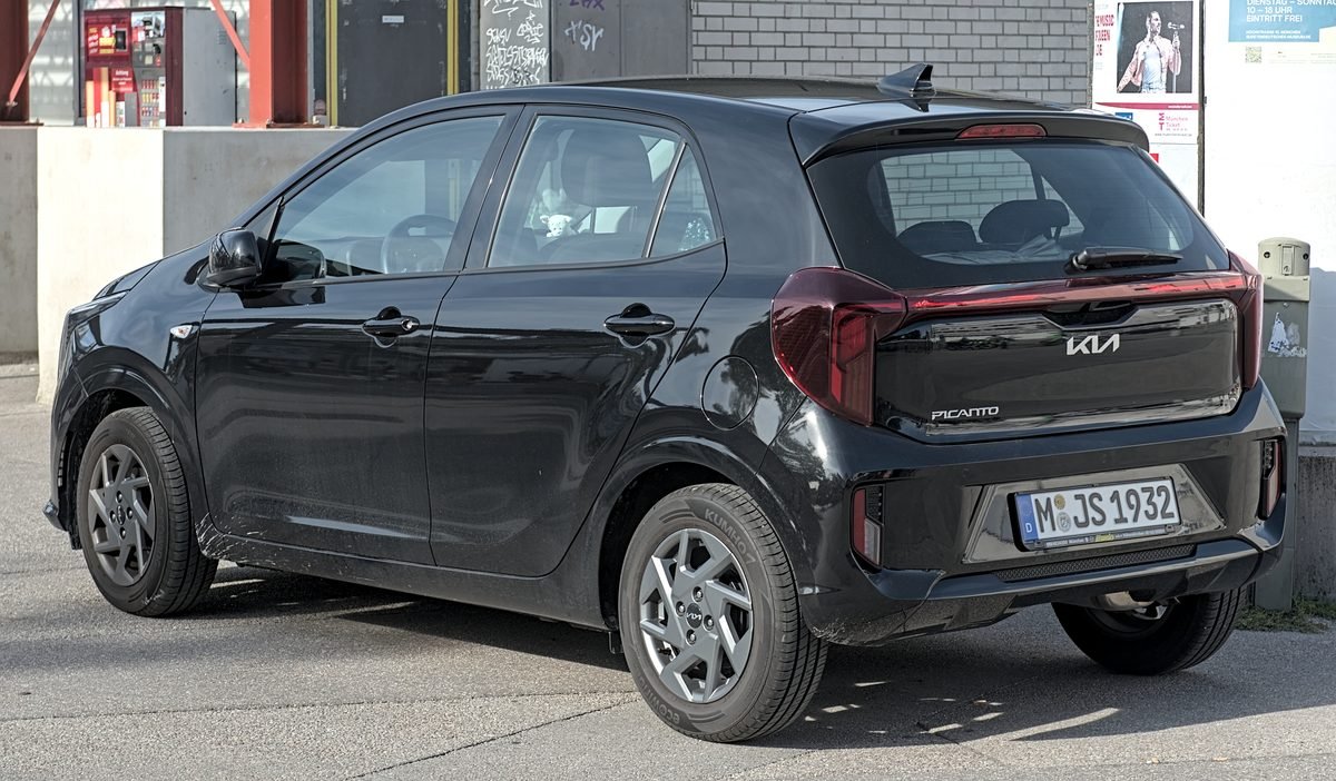 Kia Picanto 2024 — front three-quarter view