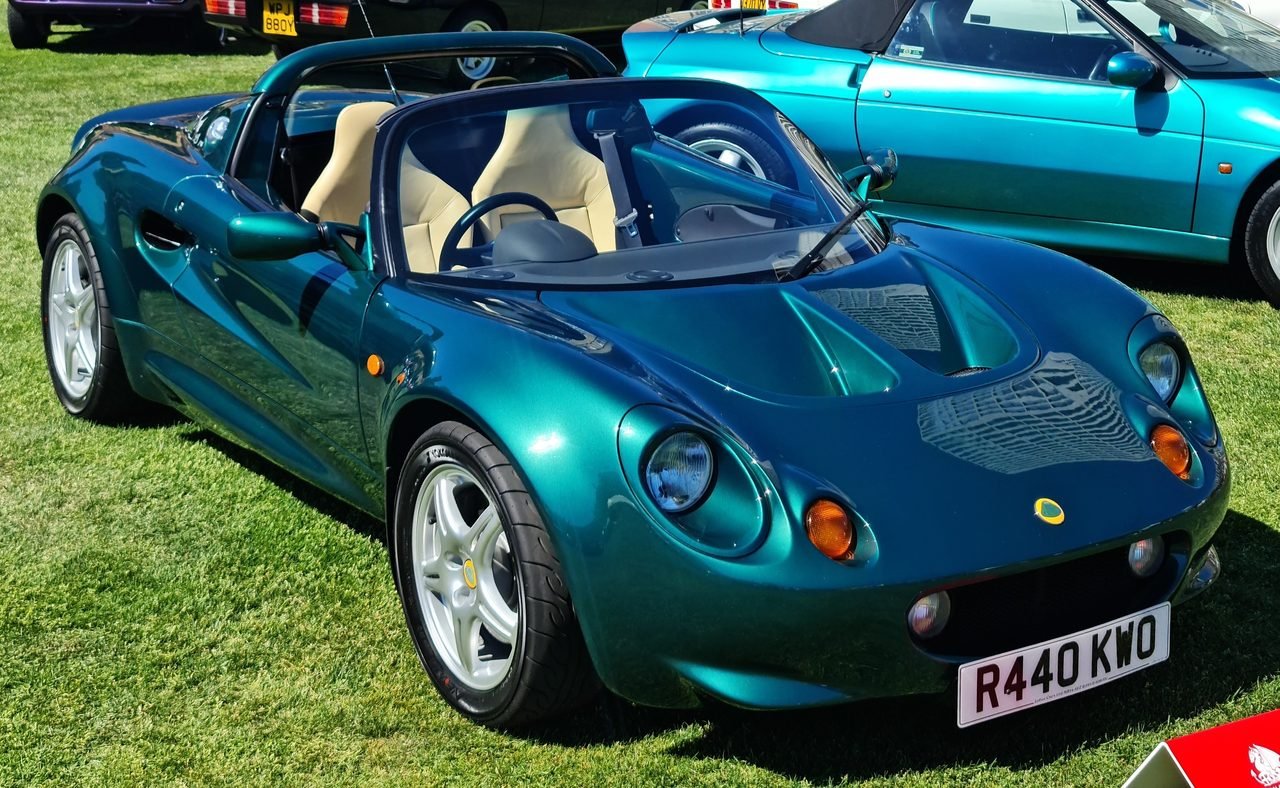 Lotus Elise S1 1998 — front three-quarter view