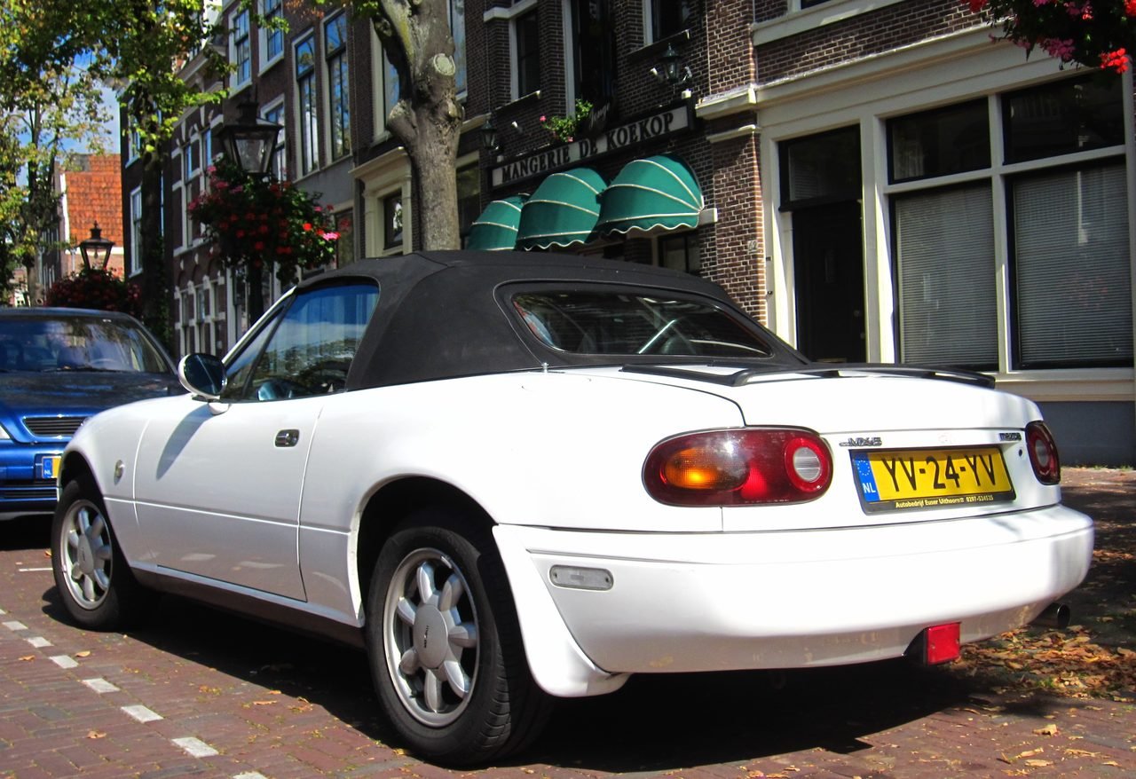 Mazda MX-5 Mk1 1990 — front three-quarter view