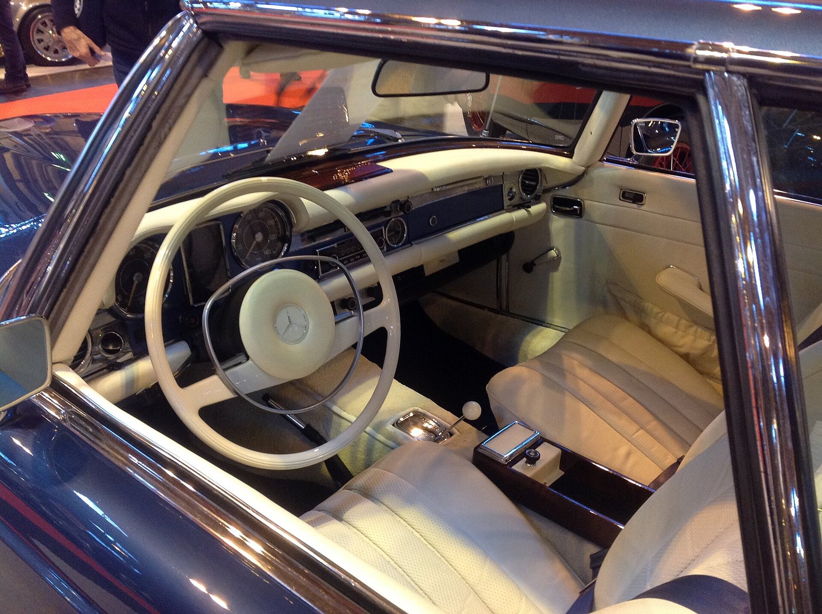 Mercedes-Benz 280 SL 1970 — front three-quarter view