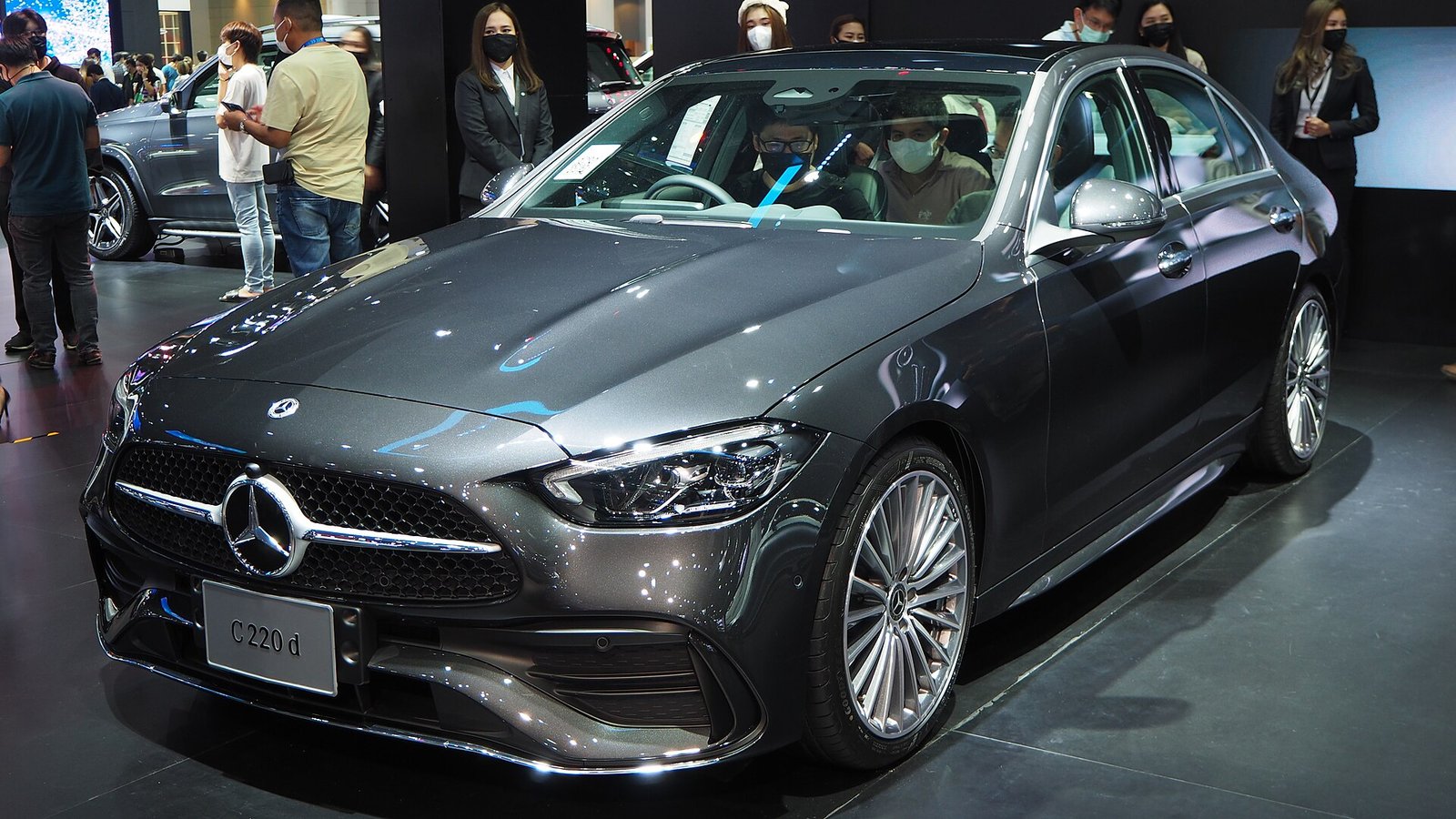 Mercedes-Benz C-Class 2022 — front three-quarter view