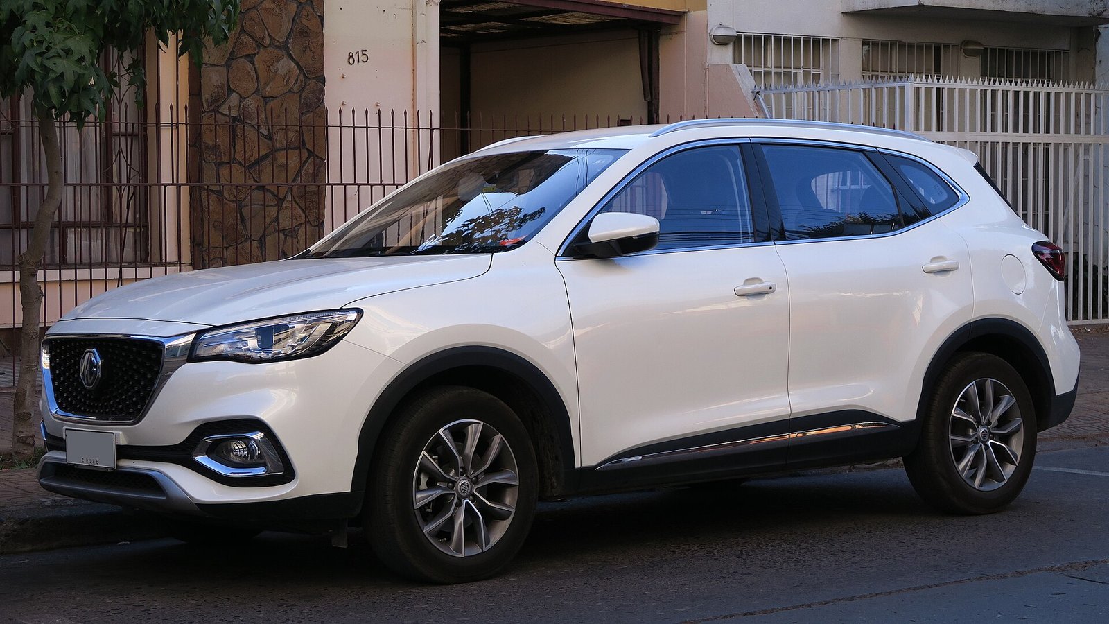 MG HS 2021 — front three-quarter view