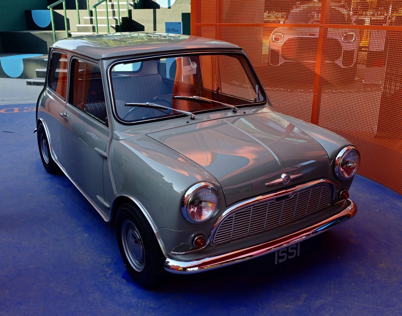 Mini Classic 1965 — front three-quarter view