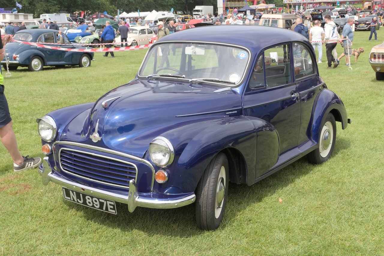 Morris Minor 1960 — front three-quarter view