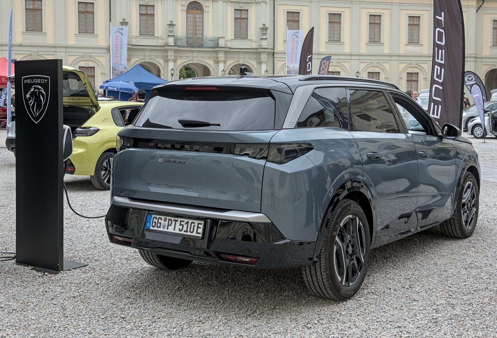 Peugeot E-5008 2024 — front three-quarter view