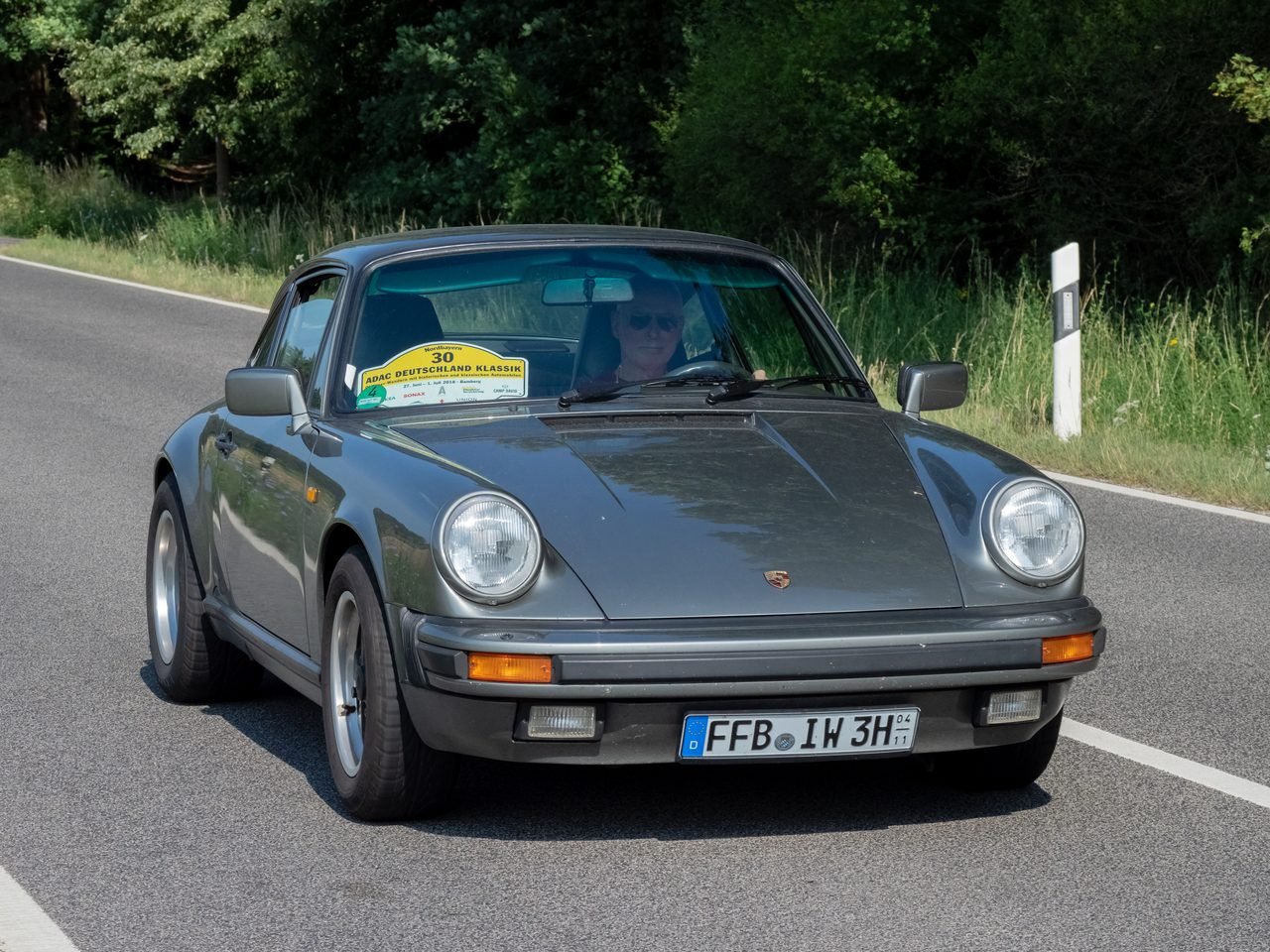 Porsche 911 Carrera 3.2 1985 — front three-quarter view