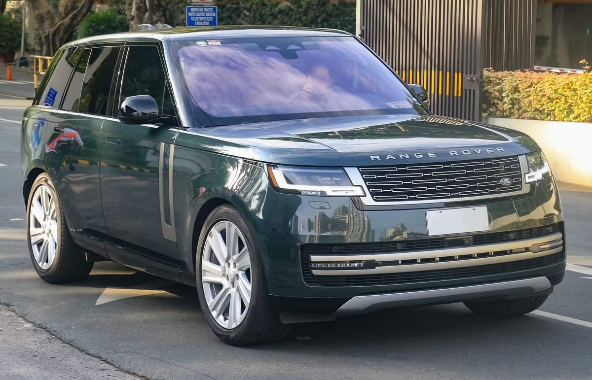 Land Rover Range Rover 2024 — front three-quarter view