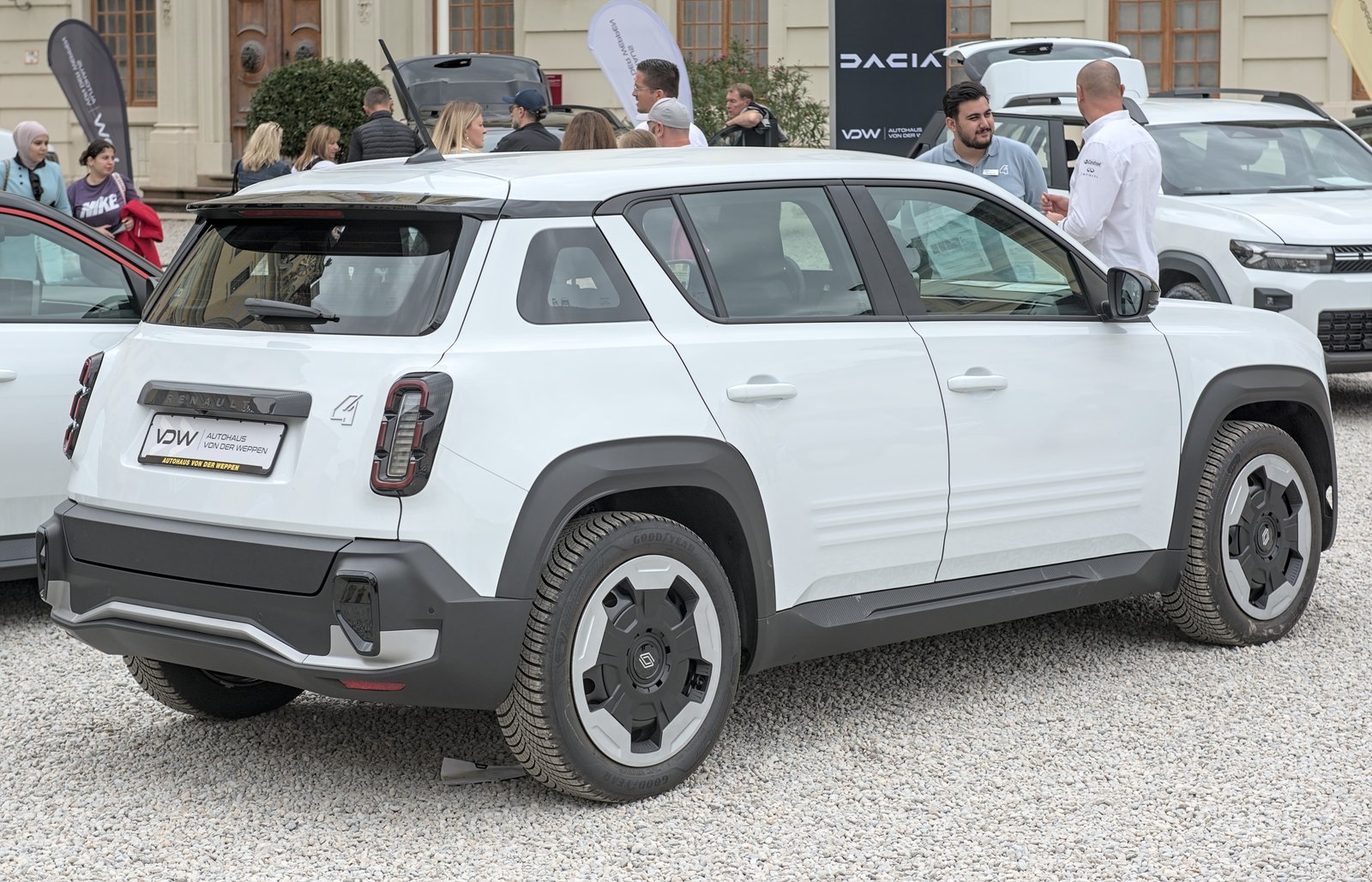 Renault 4 E-Tech 2025 — front three-quarter view