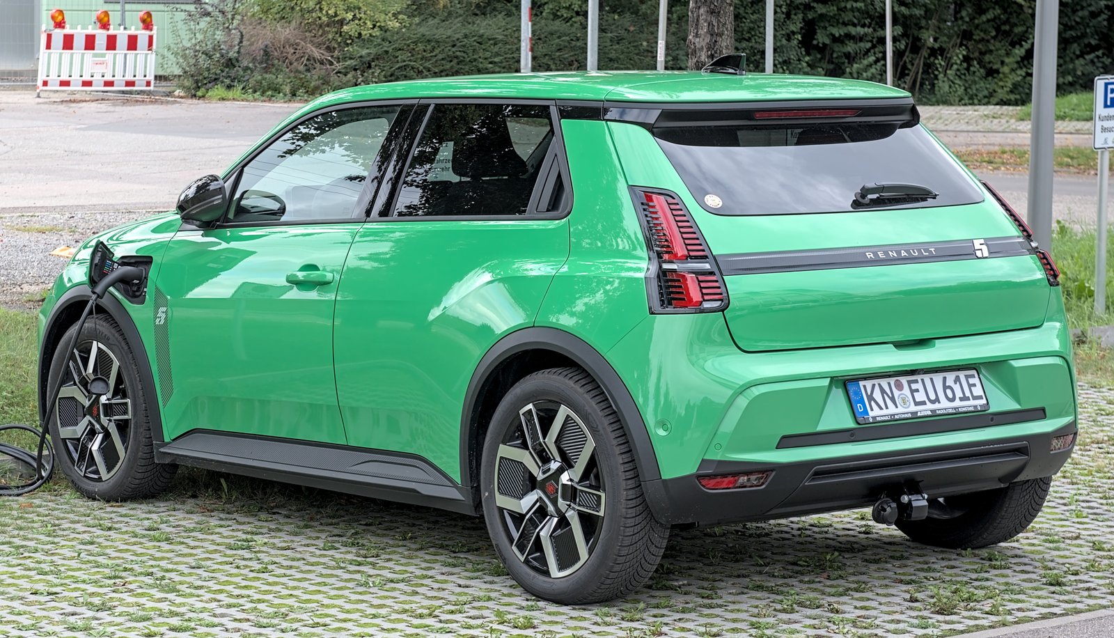 Renault 5 E-Tech 2025 — front three-quarter view