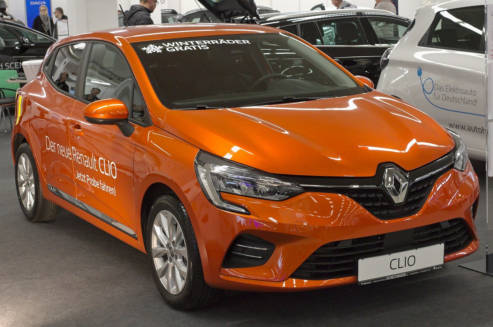 Renault Clio 2020 — front three-quarter view