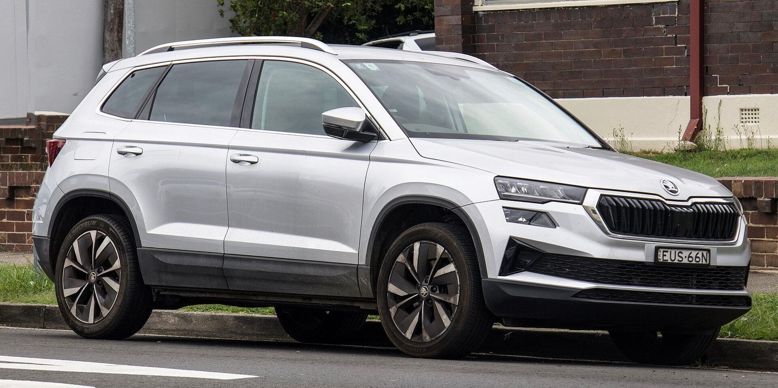 Skoda Karoq 2022 — front three-quarter view
